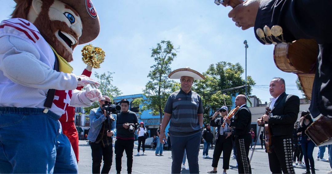 Jesse Sapolu disfrutando de la cultura mexicana