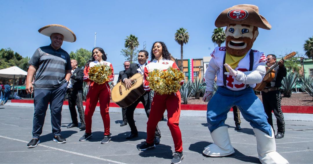 Jesse Sapolu bailando con los mariachis 