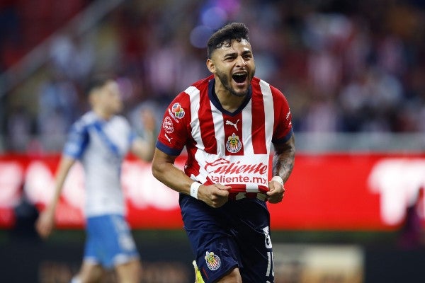 Alexis Vega durante partido con Chivas