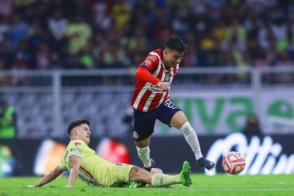 Fernando Beltrán en acción con Chivas