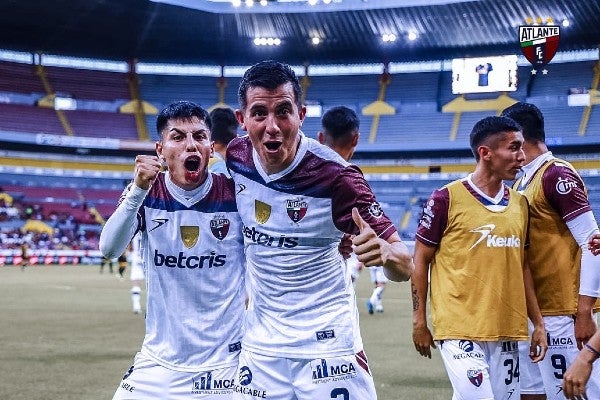 Jugadores del Atlante celebran