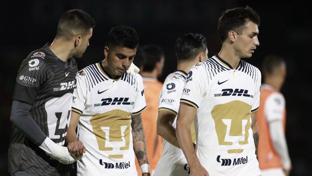 Jugadores de Pumas en lamento