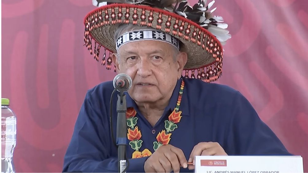 AMLO durante viaje