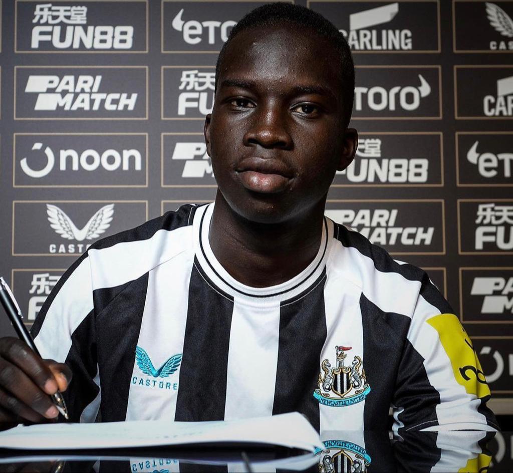 Koul firmando su contrato con el Newcastle