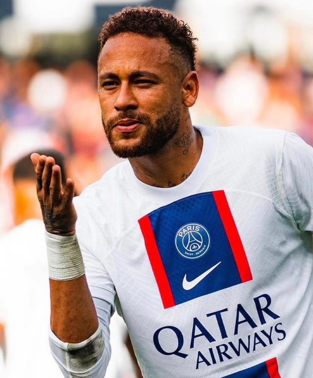 Neymar con la nueva playera del PSG