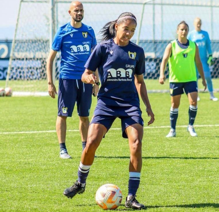 Afonso dirigiendo la practica del club portugués 