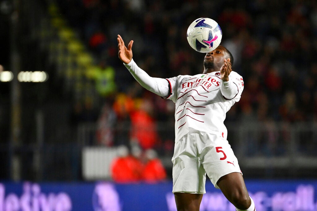 Fode Ballo-Toure disputndo el balón