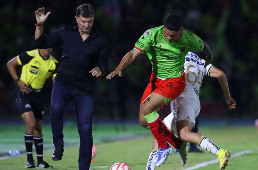 El técnico durante el juego ante Pumas