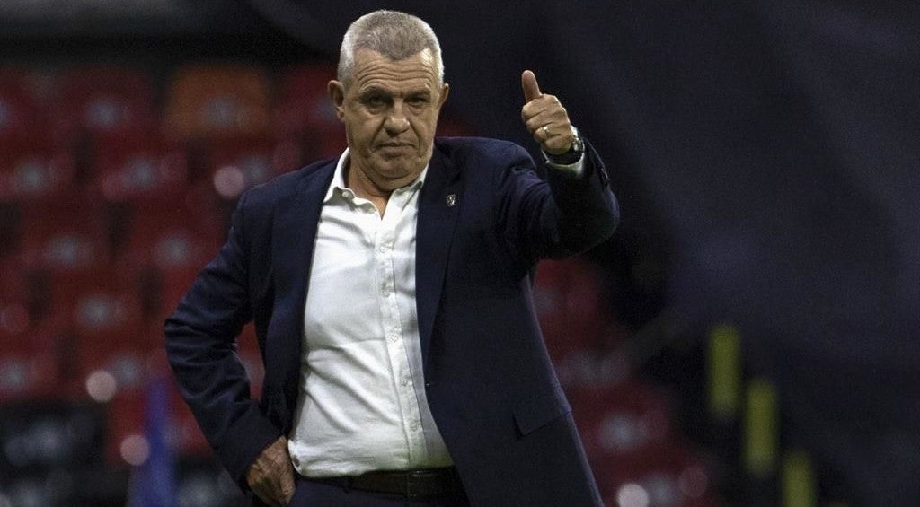 Javier Aguirre dirigiendo ante Barcelona