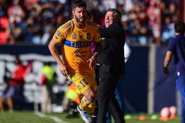 Herrera junto a Gignac