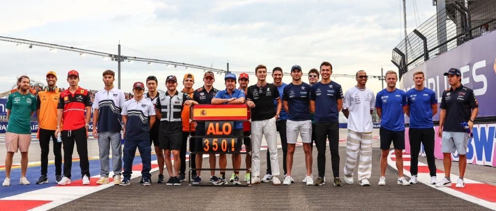 Alonso es felicitado por sus compañeros