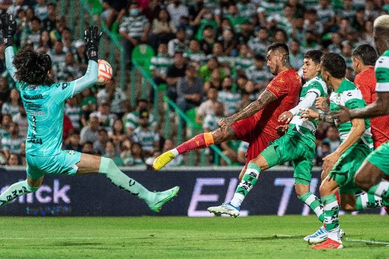 Carlos Acevedo atajando un gol