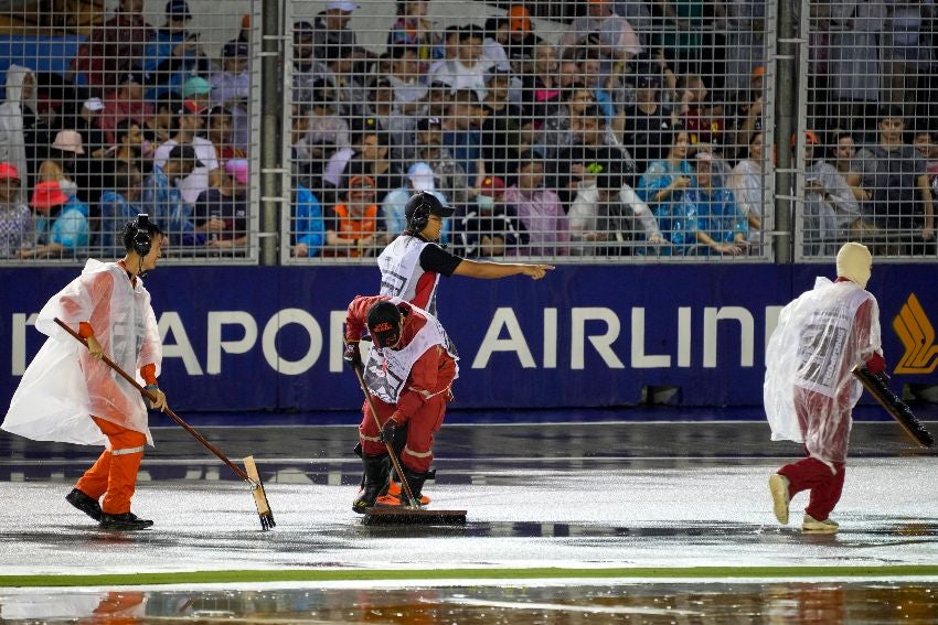 Circuito de Marina Bay mojado previo al inicio de la carrera