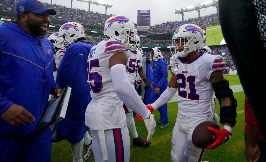 Jordan Poyer celebra la intercepción