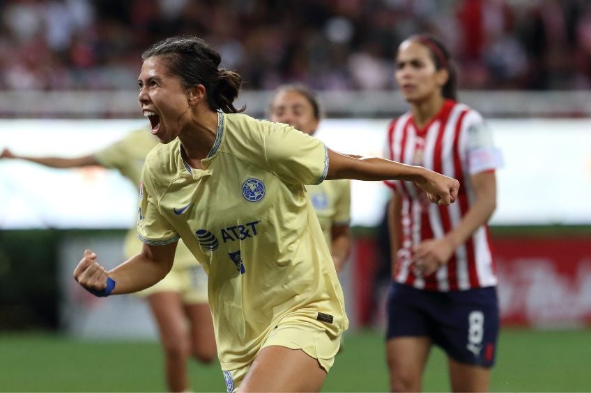 Kiana Palacios festejando un gol