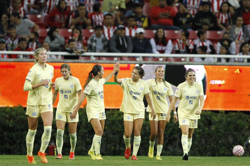 Jugadoras de América Femenil festejando un gol