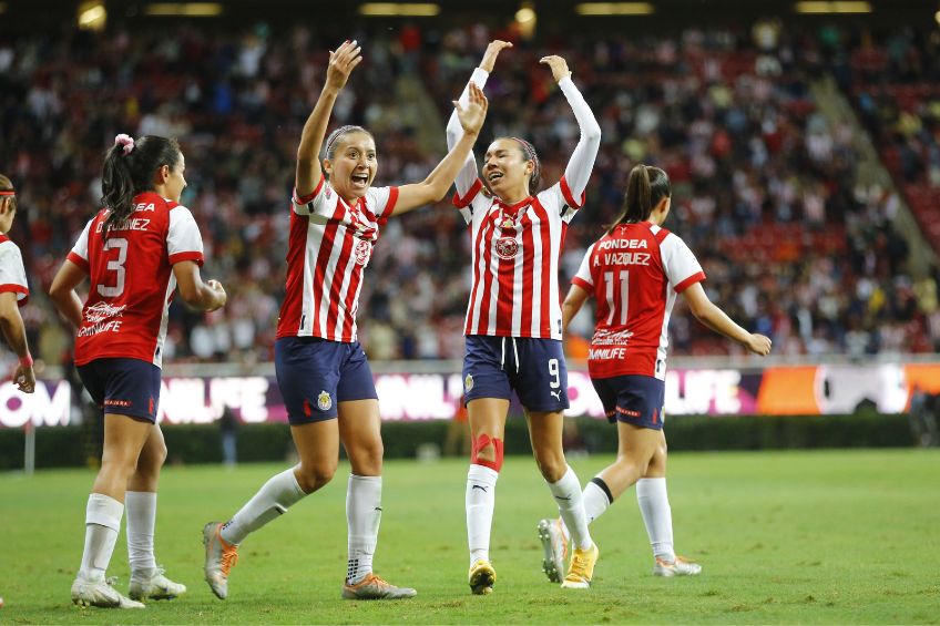 Jugadoras de Chivas festejando un gol