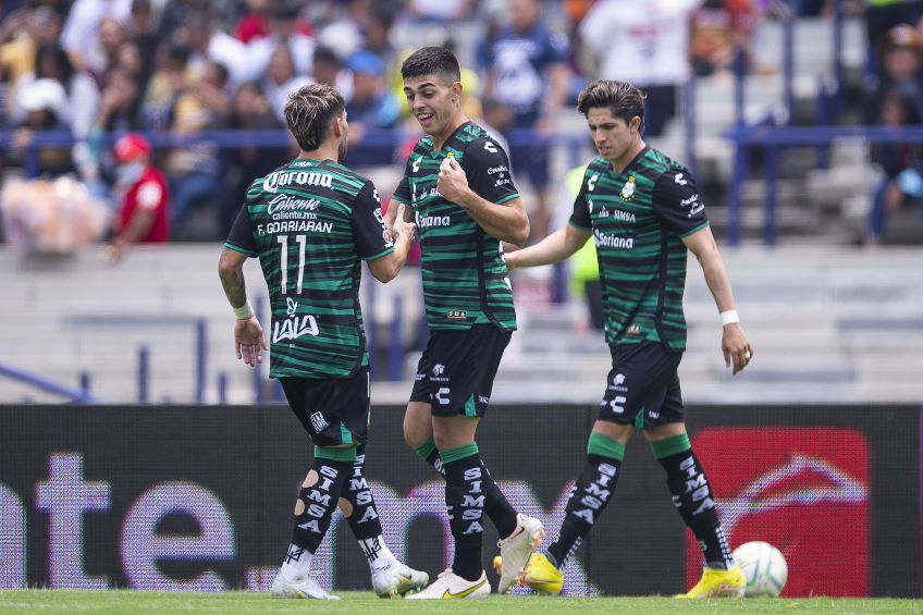 Jugadores de Santos festejando un gol