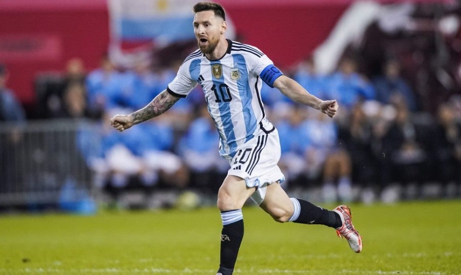 Lionel Messi celebra gol con Argentina