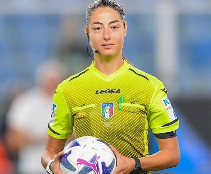 Ferrieri Caputi Se Convirtió En La Primera Mujer árbitro Dirigiendo Un Partido De La Serie A 