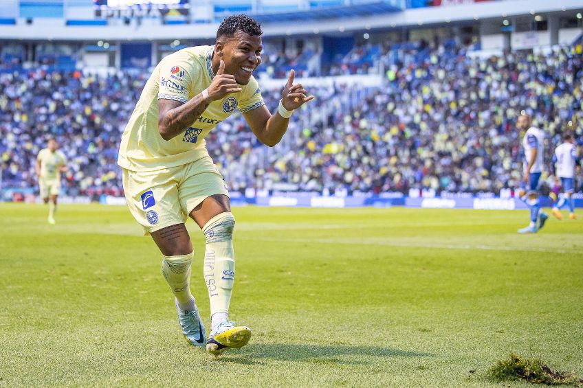 Roger Martínez festejando un gol