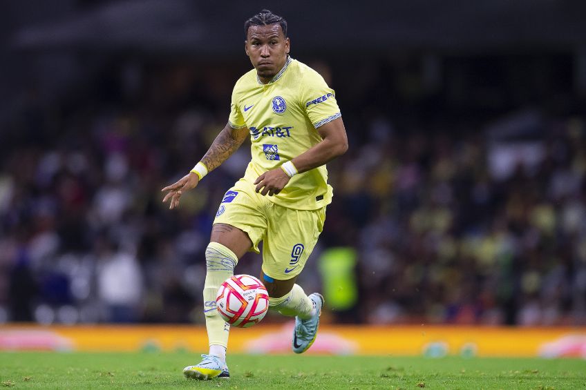 Roger Martínez en un partido del América