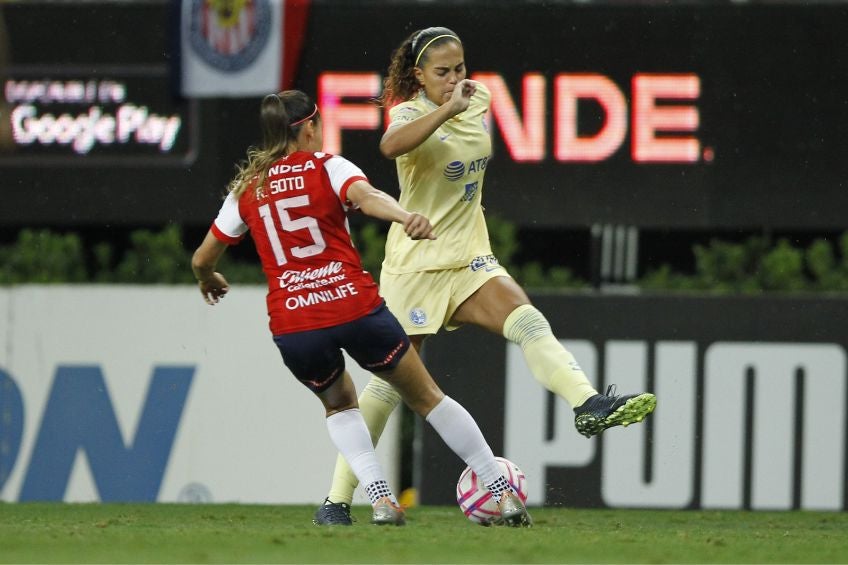 Rubí Soto disputando un balón