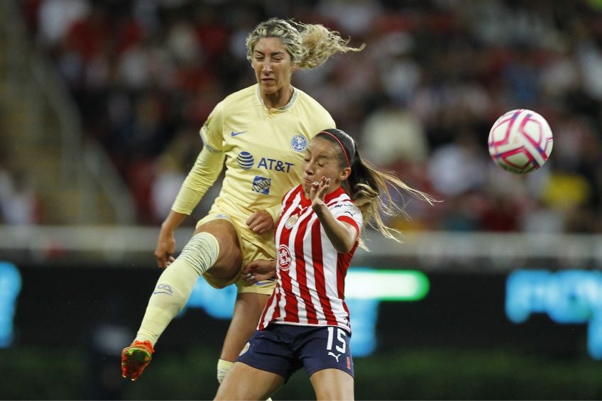 Rubí Soto disputando un balón