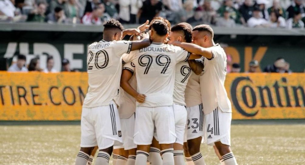 Jugadores del LAFC festejando un gol