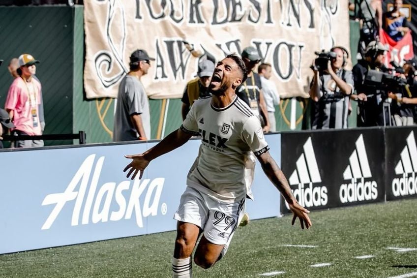 Bouanga festejando un gol