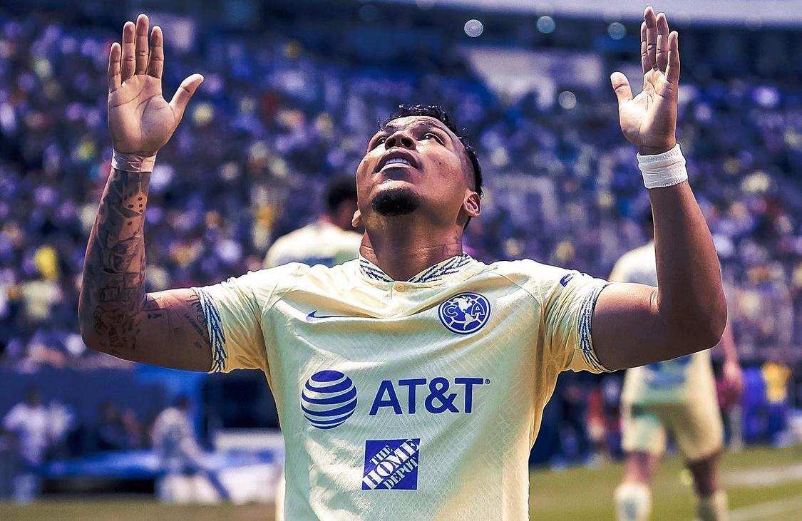 Roger Martínez celebrando su gol ante Puebla 