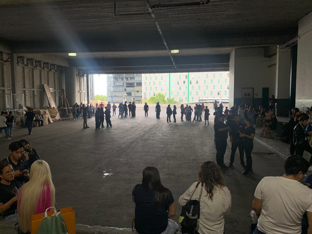 Gente refugiada en la zona de carga de una tienda