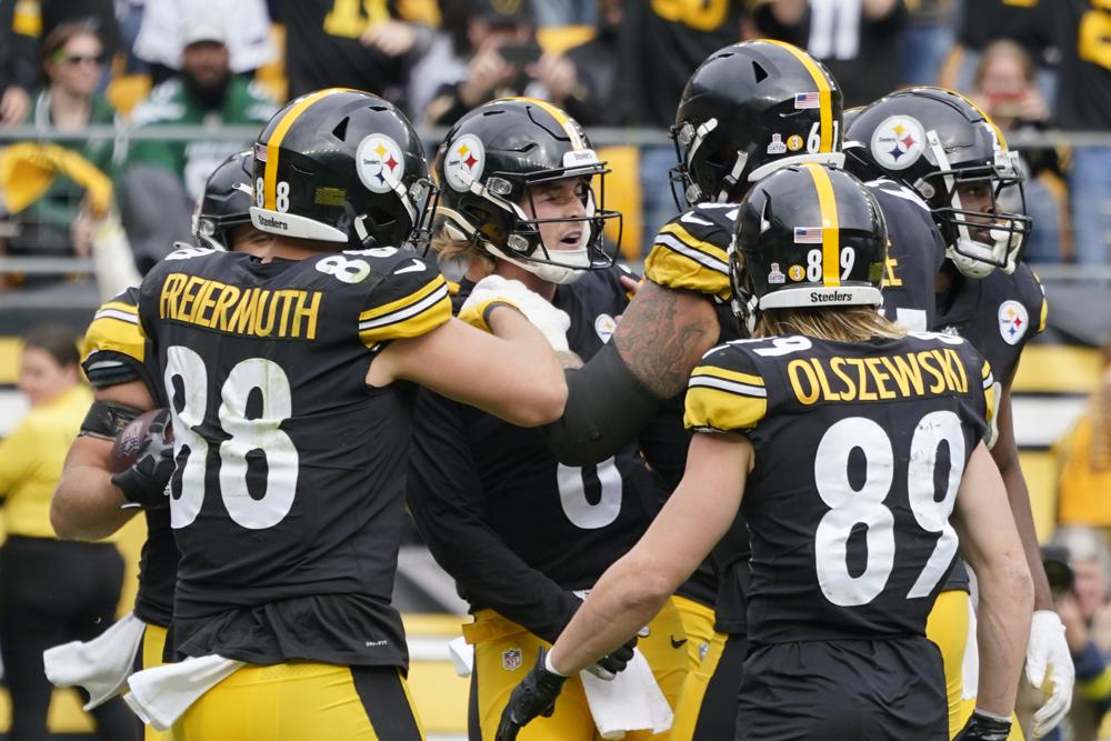 Jugadores de los Steelers en acción ante los Jets