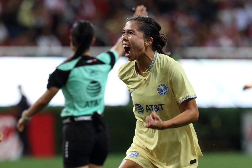 Kiana Palacios en celebración de gol 