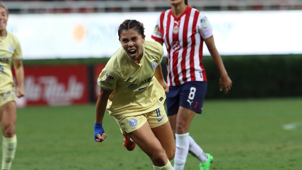 Kiana Palacios en celebración de gol 