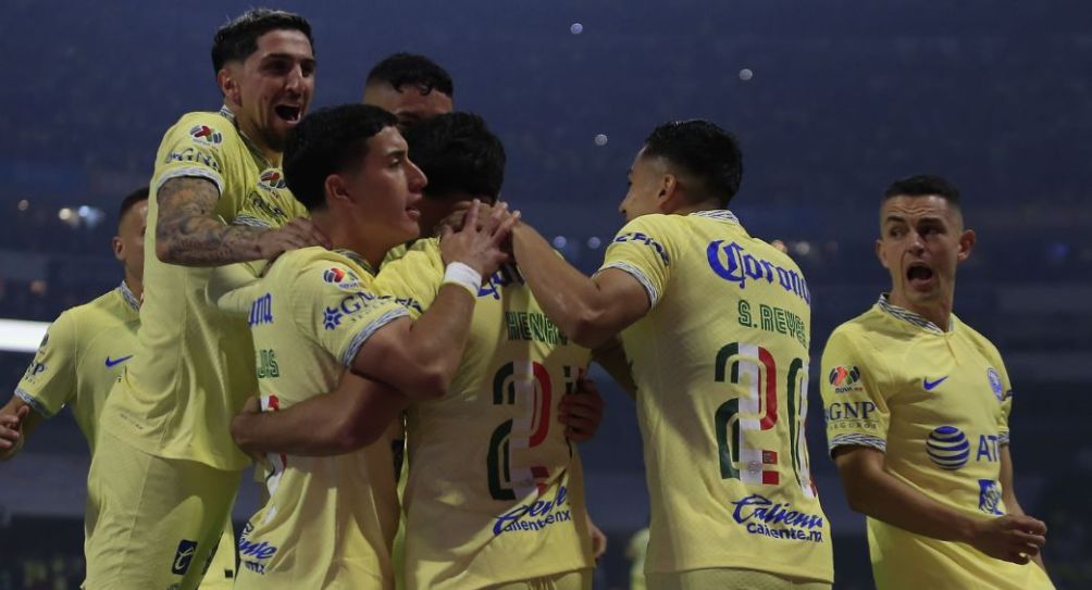 Jugadores del América festejando un gol