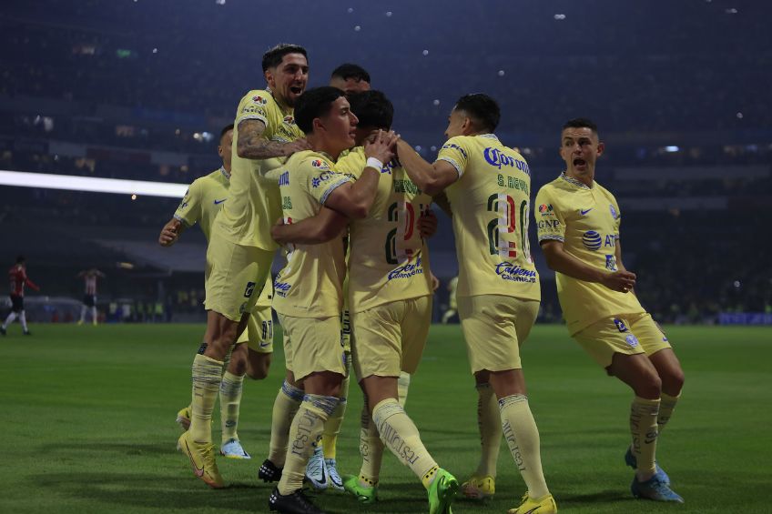 Jugadores del América festejando un gol