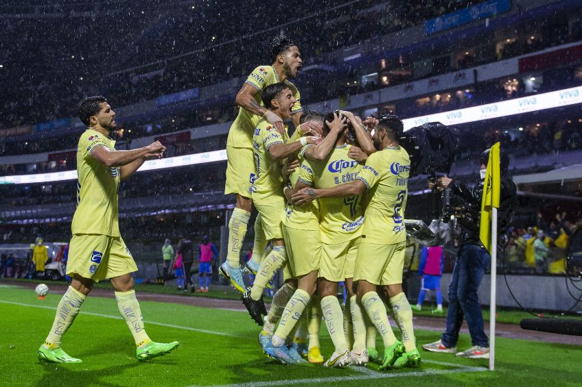 Jugadores del América festejando un gol