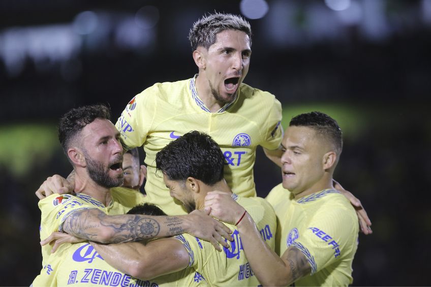 Jugadores del América festejando un gol