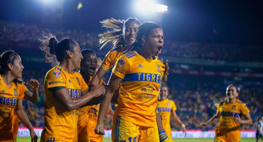 Jugadoras de Tigres festejando un gol