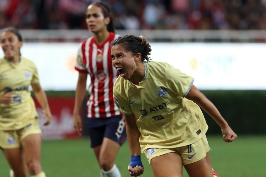 Kiana Palacios festejando un gol