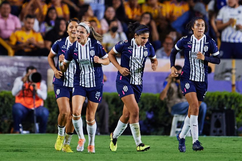 Jugadoras de Rayadas festejando un gol