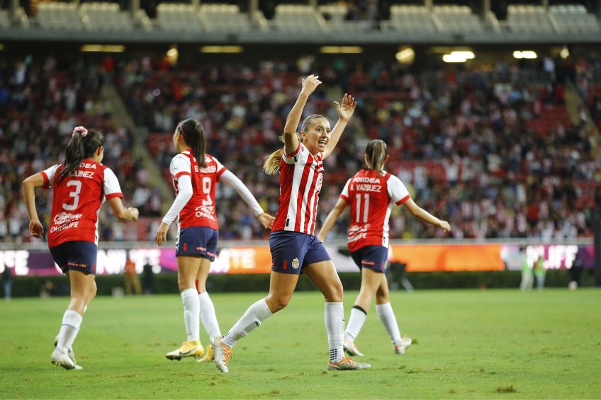 Jugadoras de Chivas festejando un gol