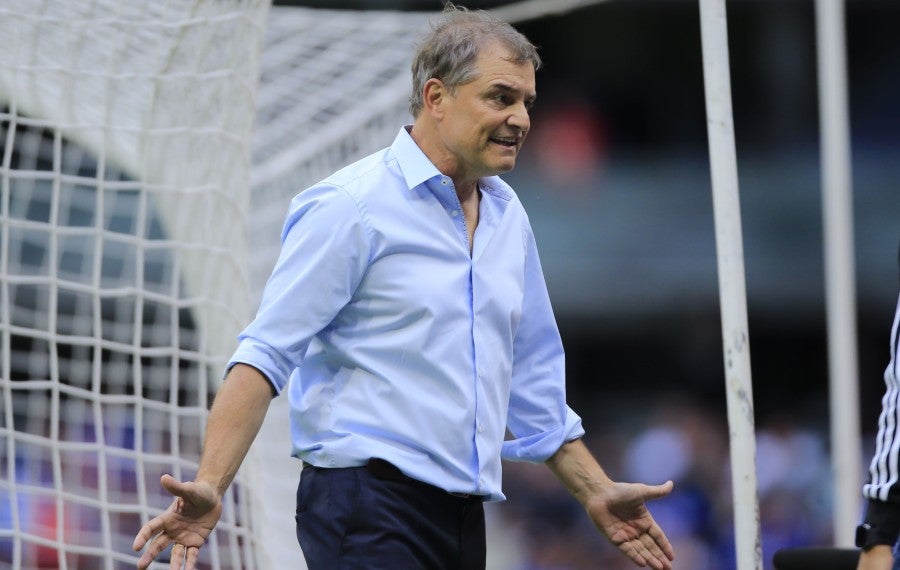 Diego Aguirre en juego de Cruz Azul en el Estadio Azteca