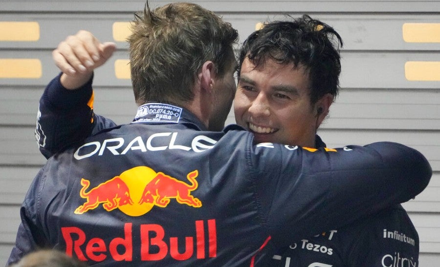 Checo se abraza con Max Verstappen