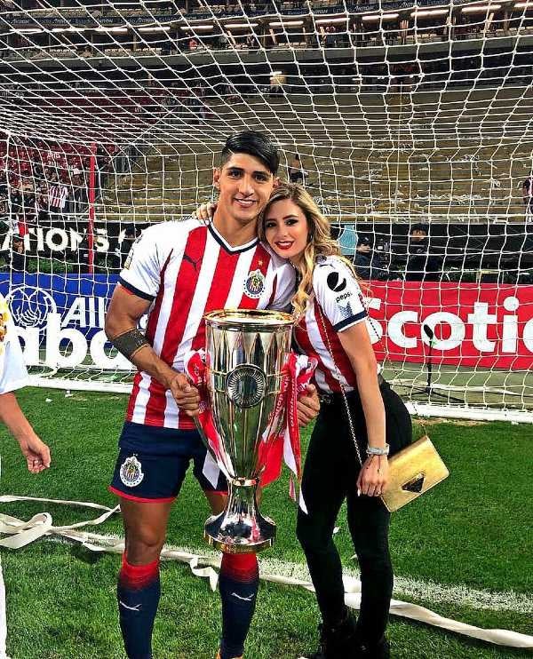 Alan Pulido e Ileana Salas 