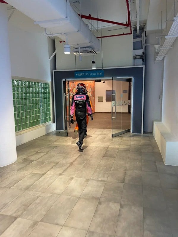 Esteban Ocon, piloto de Alpine en el metro de Singapur 