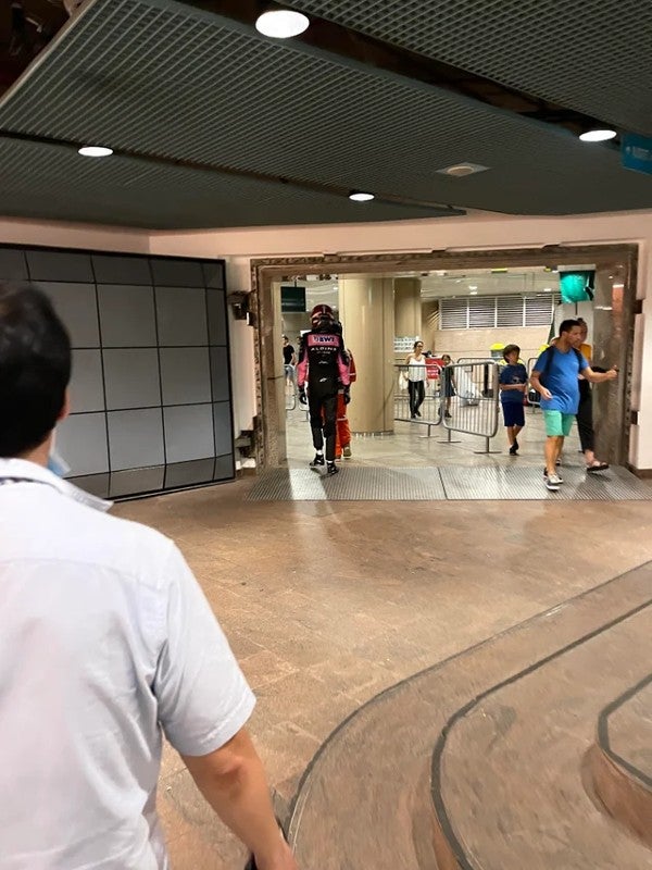 Esteban Ocon, piloto de Alpine en el metro de Singapur 