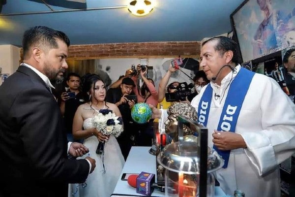 Héctor García y Jaziel Torres se casaron en la Iglesia Maradoniana de México