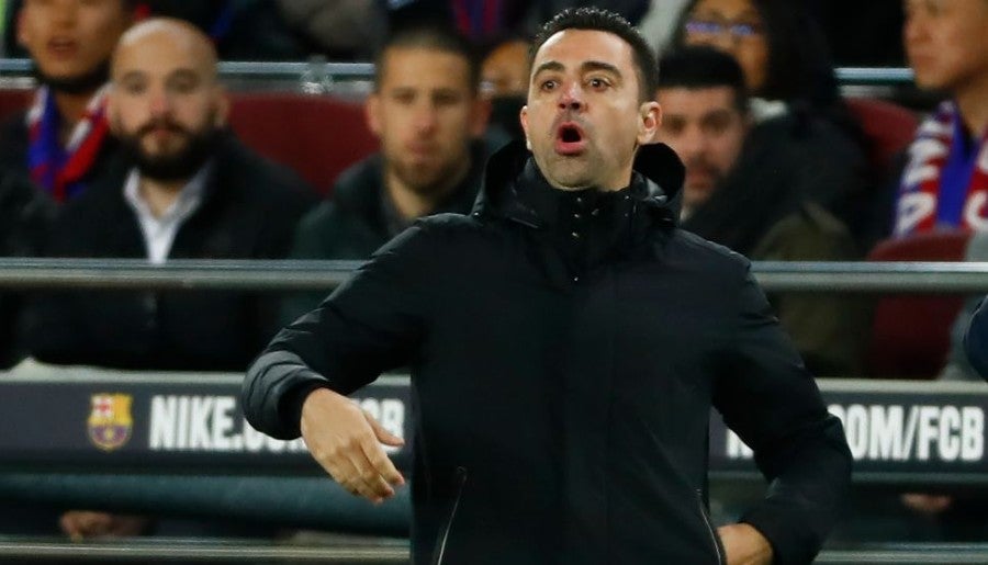 Xavi Hernández dirigiendo al Barcelona